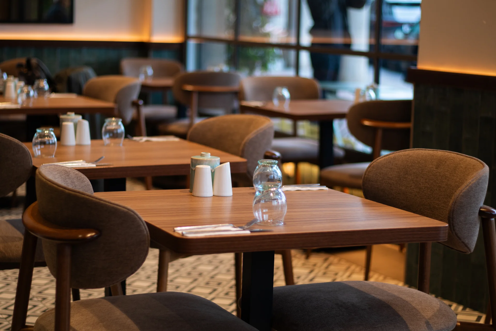 Tables dressées du restaurant