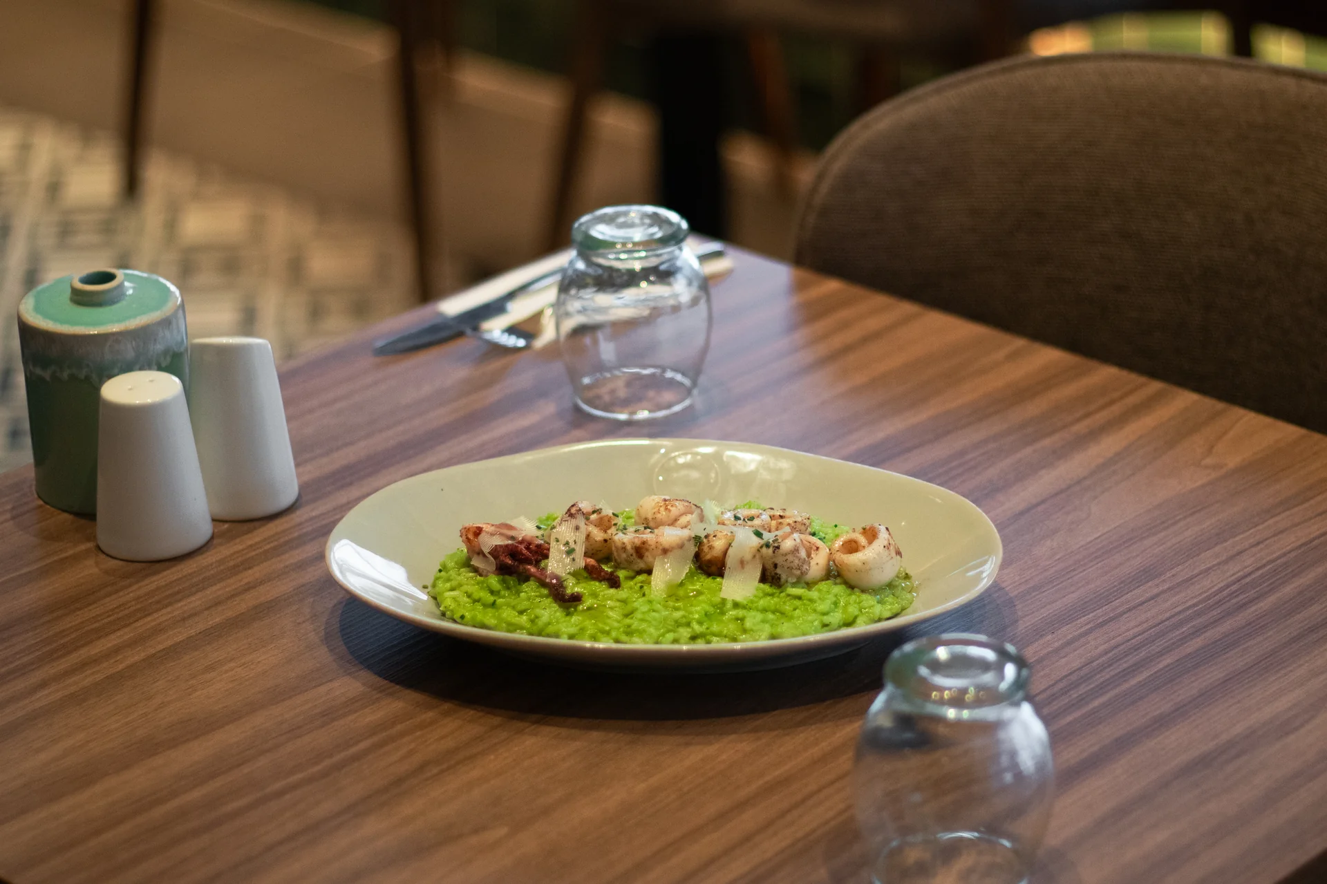 Risotto aux calamars gros plan